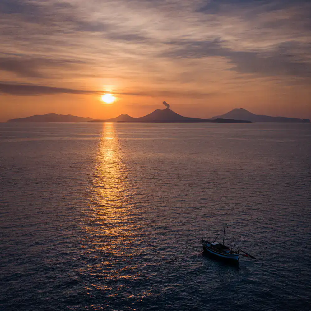 Veduta delle Isole Eolie dal mare al tramonto